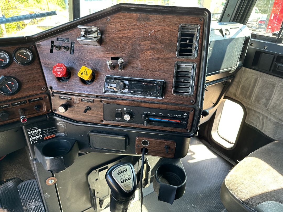 2001 FREIGHTLINER FLD 120 - Image 10